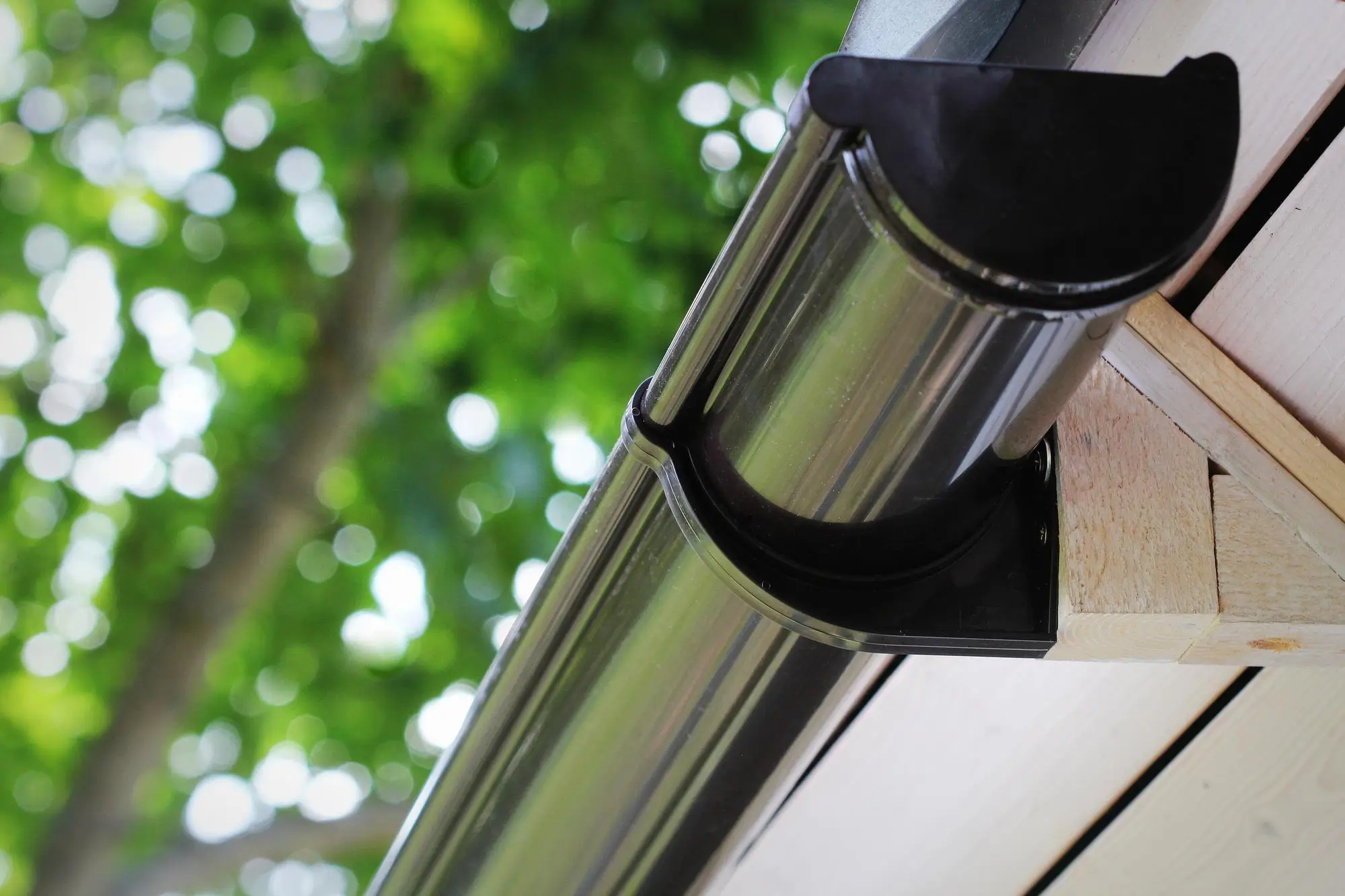 Vinyl vs. Aluminum Gutters – Which Is Better